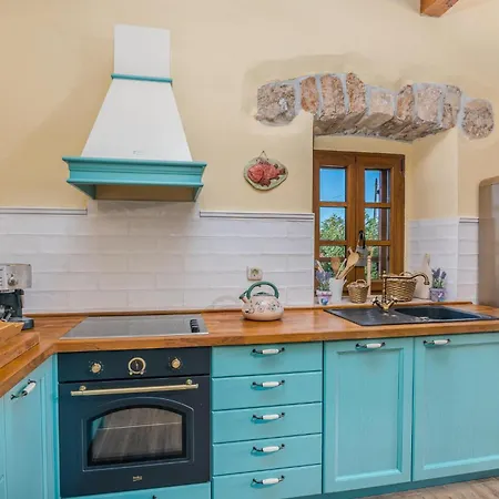 Holiday home Amazing In Svet Vid Dobrinjski With Jacuzzi Gostinjac