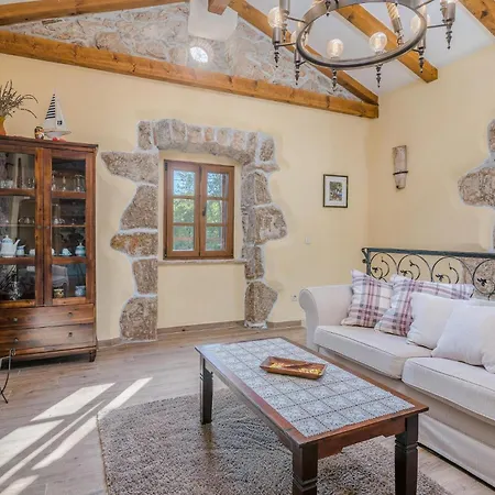 Holiday home Amazing In Svet Vid Dobrinjski With Jacuzzi