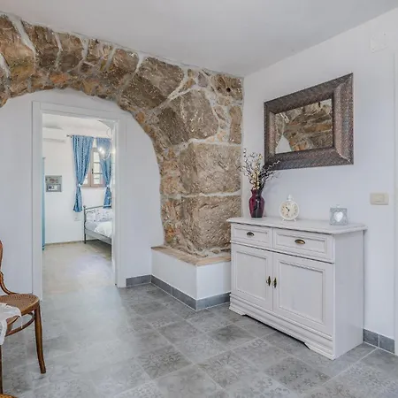 Amazing In Svet Vid Dobrinjski With Jacuzzi Holiday home *