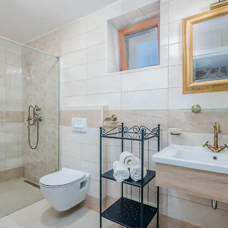 Amazing In Svet Vid Dobrinjski With Jacuzzi Holiday home Gostinjac