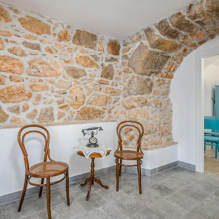 Holiday home Amazing In Svet Vid Dobrinjski With Jacuzzi