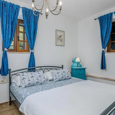 Holiday home Amazing In Svet Vid Dobrinjski With Jacuzzi *