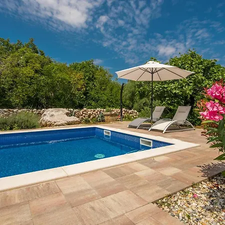 Stunning In Svet Vid Dobrinjski Nyaraló *